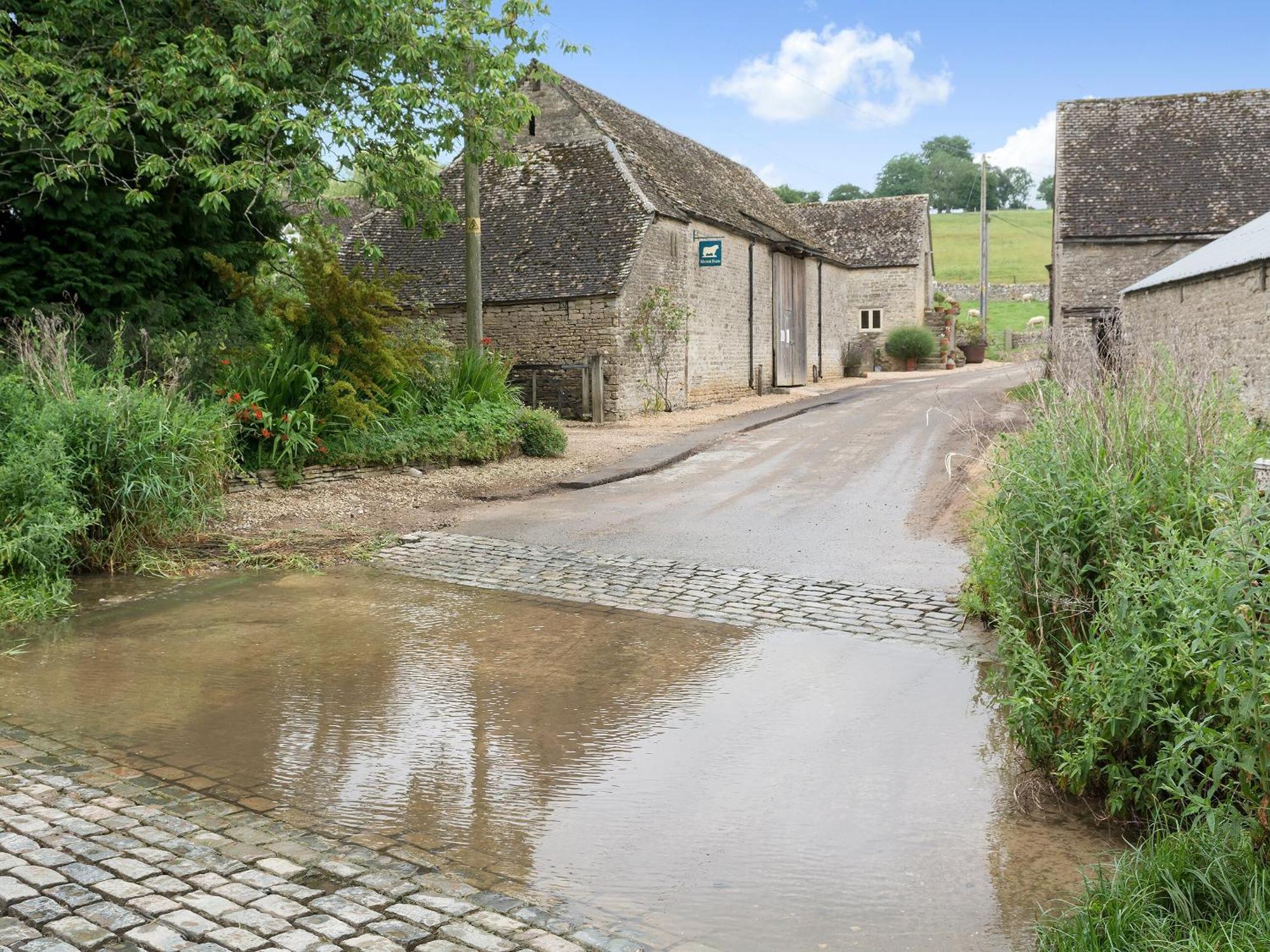 Flowers Barn Daglingworth المظهر الخارجي الصورة